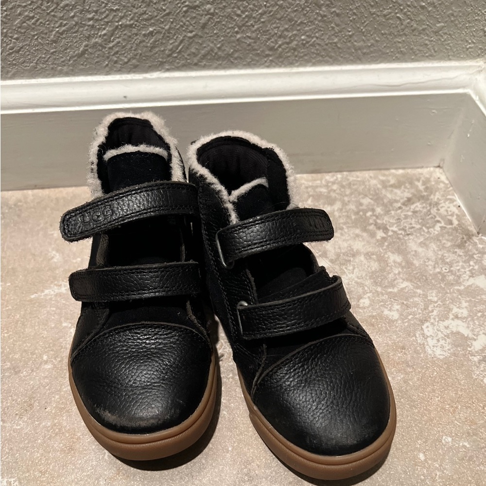 Boys Ugg shoes size 10c